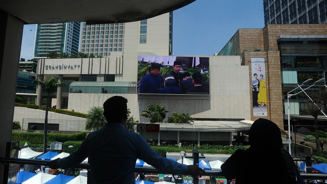 Warga Saksikan Prabowo Ucapkan Sumpah dan Janji sebagai Presiden Lewat Videotron