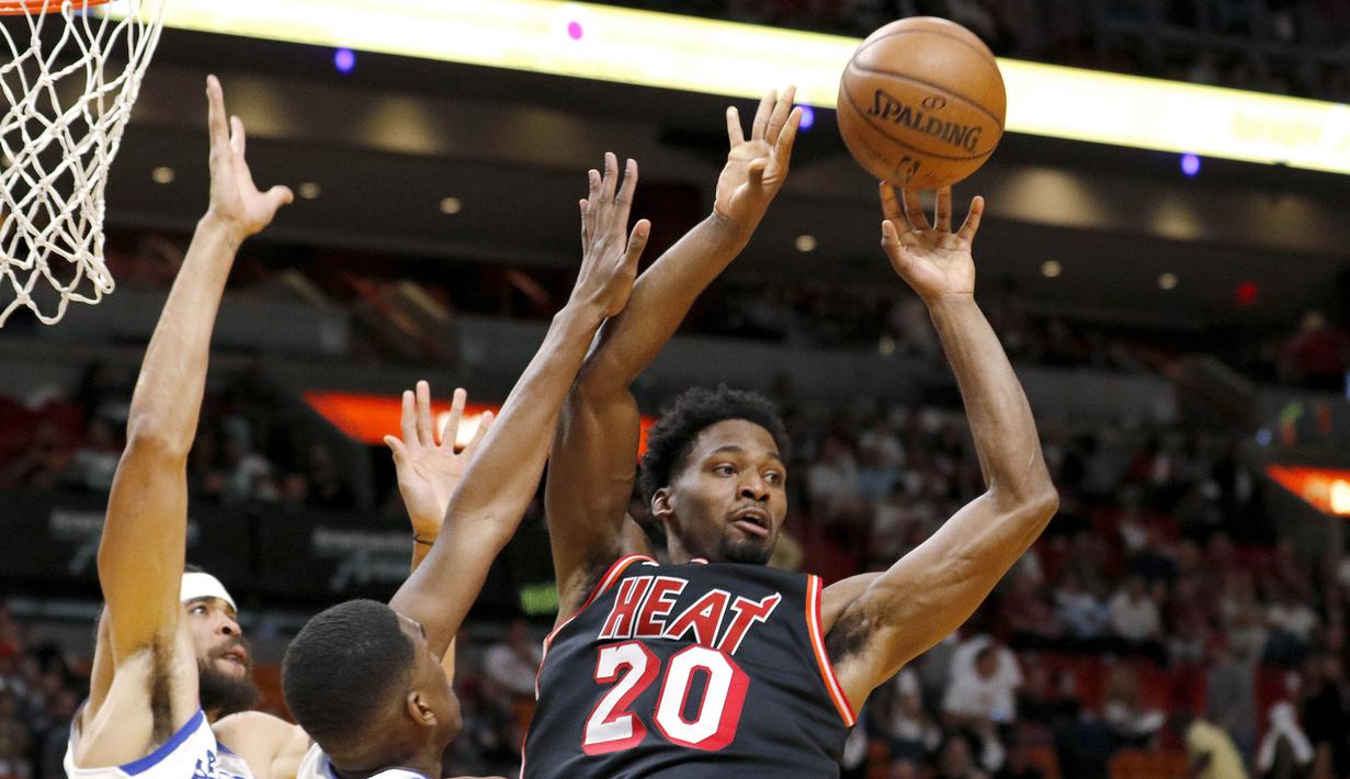 Pebasket Miami Heat, Justise Winslow, mengumpan bola saat melawan Golden State Warriors pada laga NBA di American Airlines Arena, Miami, Senin (4/12/2017). Warriors menang 123-95 atas Heat. (AP/Joe Skipper)