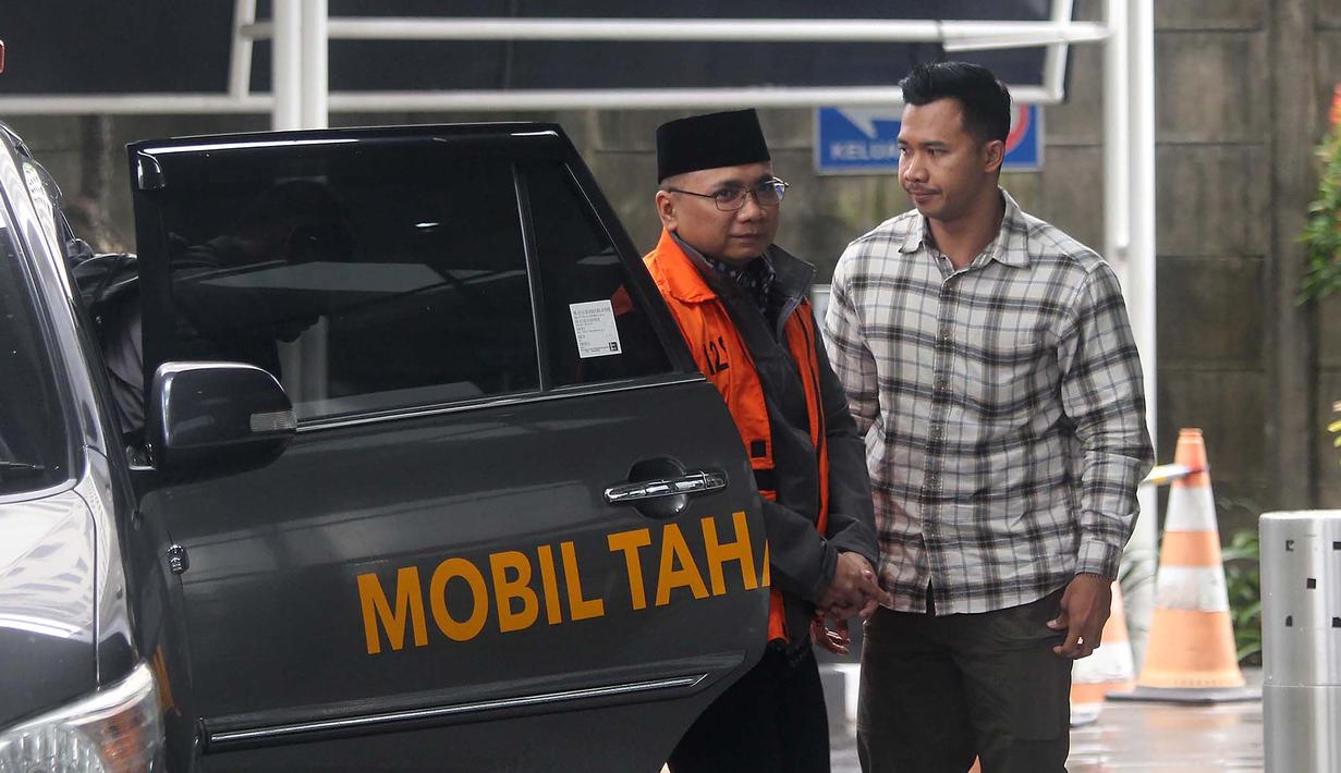 Sebelumnya, Yaqut Cholil Qoumas sempat menjadi tahanan rumah sejak Kamis 19 Maret 2026. Permohonan status tahanan rumah diajukan pihak keluarga pada pada Selasa 17 Maret 2026. Tampak dalam foto, tersangka kasus dugaan korupsi kuota haji tambahan tahun 2023–2024, Yaqut Cholil Qoumas (kiri), saat tiba di Gedung Merah Putih Komisi Pemberantasan Korupsi (KPK), Jakarta, Selasa (24/3/2026). (merdeka.com/Arie Basuki)