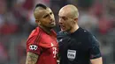 Gelandang Bayern Munchen, Arturo Vidal, berdebat dengan wasit pada perempat final leg pertama Liga Champions melawan Benfica di Stadion Allianz Arena, Jerman, Rabu (6/4/2016) dini hari WIB. Munchen menang 1-0 atas Benfica. (AFP/Christof Stache)