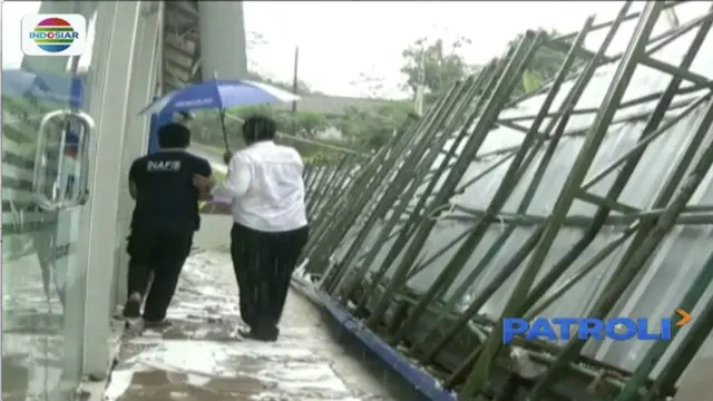 Diduga tak kuat menahan debit air hujan yang tinggi, kanopi sebuah kantor bank di Banjarnegara, Jawa Tengah, ambruk hingga menewaskan dua orang nasabah.