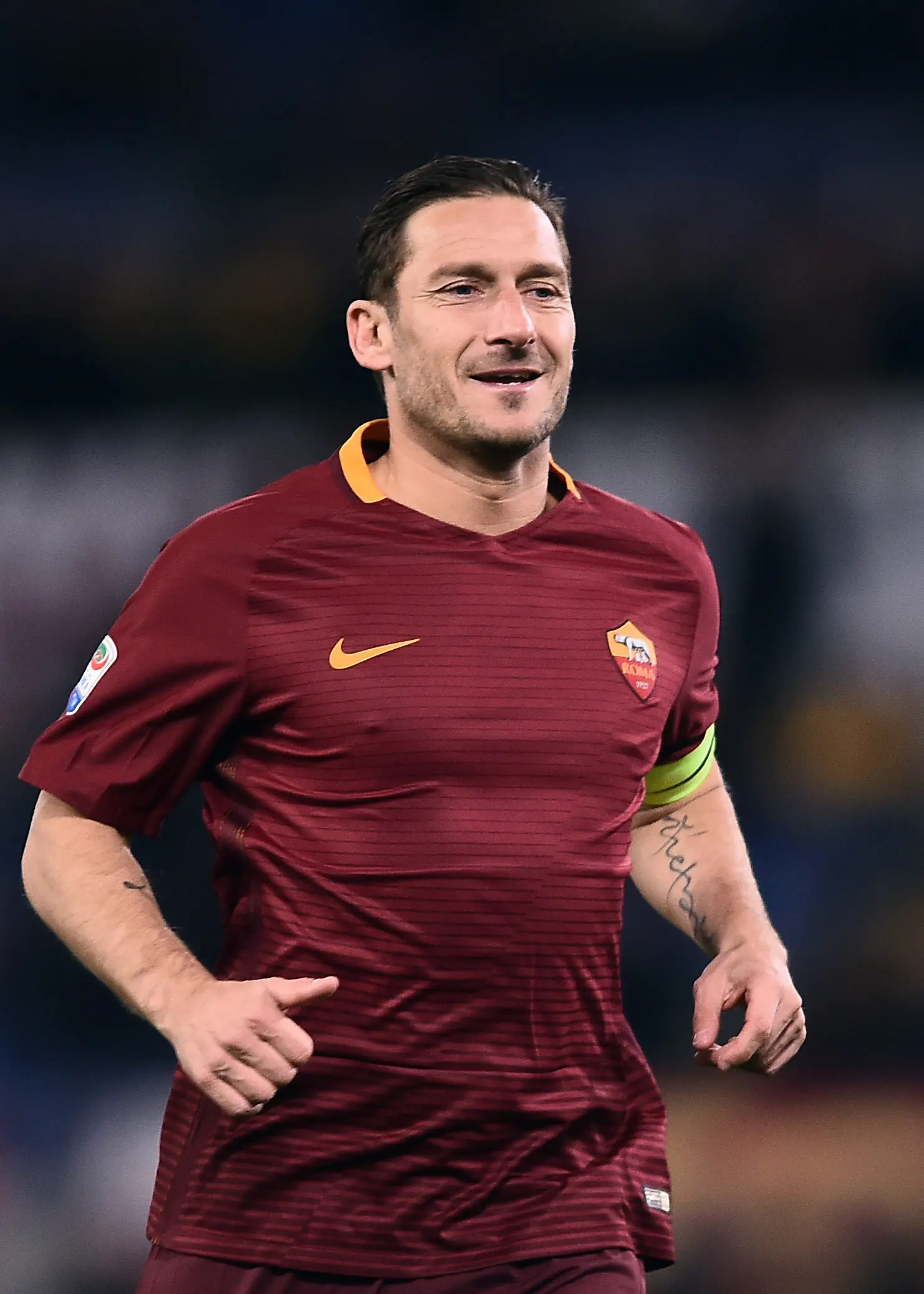 6. Francesco Totti - Hanya setia bersama AS Roma, dan menjalani ratusan laga yang menyenangkan. Capaian tertinggi kapten Roma ini hanyalah perempat final Liga Champions, itu pun diwarnai dengan pembantai 7-1 oleh Man United. (AFP/Filippo Monteforte)