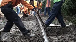 Petugas memperbaiki rel pasca (KRL) Commuter Line Bogor-Tanah Abang yang anjlok di jalur Manggarai arah Sudirman, Jakarta, Rabu (18/5). KRL ka 1517 anjlok pada pukul 06.18 di km 5+4. (Liputan6.com/Faizal Fanani)