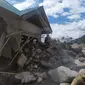 Kondisi di lokasi pascabanjir bandang di Desa Bolapapu Sigi. Tampak rumah warga diterjang batu-batu besar yang terbawa banjir yang terjadi pada Sabtu malam (8/8/2020). (Foto: Mugni)