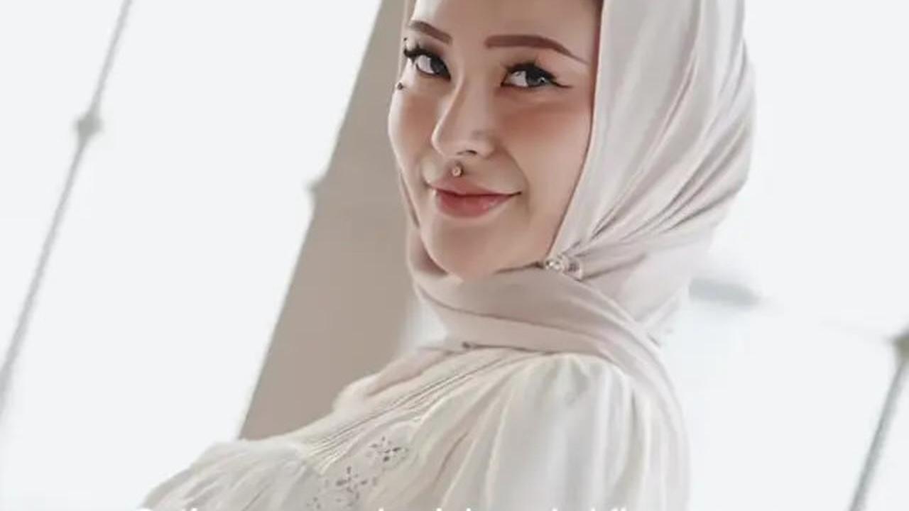 7 Potret Rae Asakura 'Rae Lil Black' Masuk Islam, Sudah Salat dan Puasa Perdana