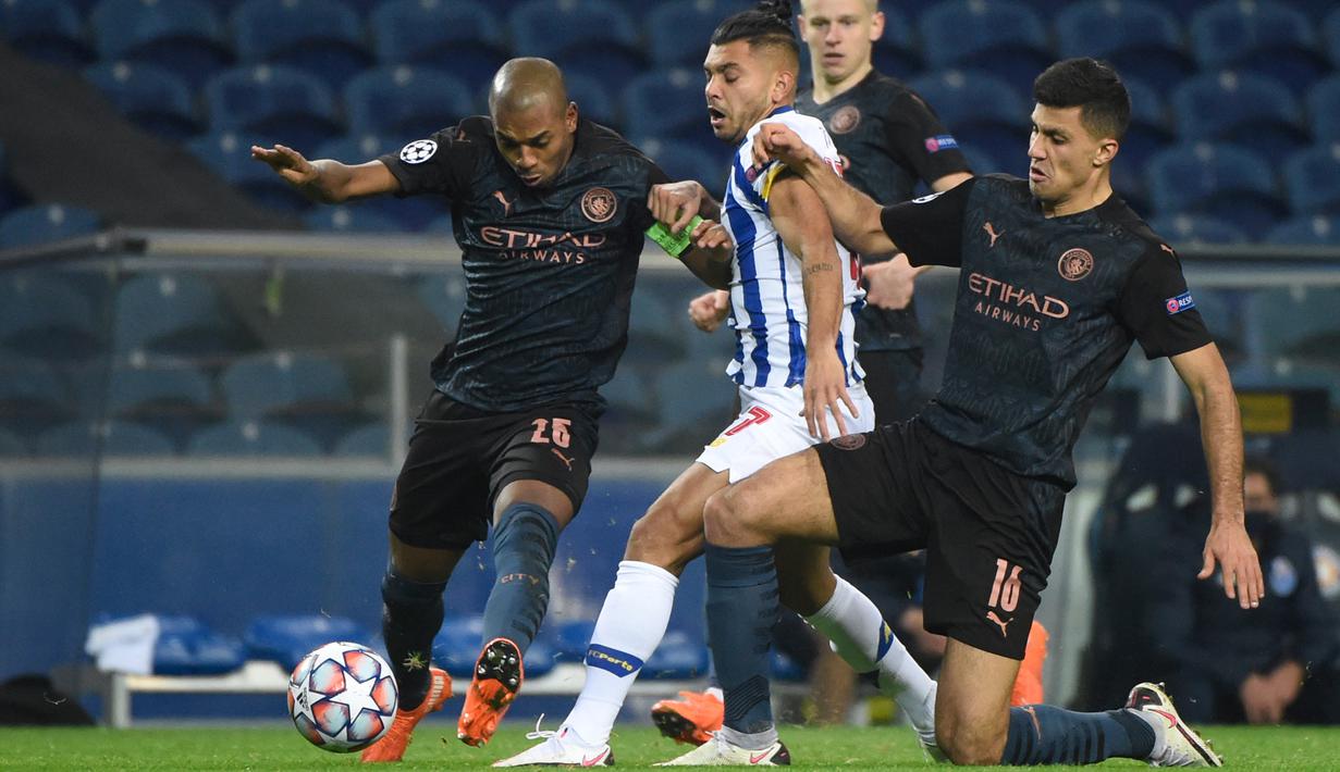 Striker Porto, Jesus Corona (tengah), dijepit dua pemain Manchester City, Fernandinho (kiri) dan Rodrigo Hernandez dalam laga lanjutan Liga Champions 2020/21 Grup C di Dragao Stadium, Porto, Selasa (1/12/2020) waktu setempat. Porto bermain imbang 0-0 dengan Manchester City. (AFP/Miguel Riopa/Pool)