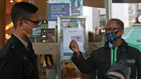 Petugas mengecek kartu vaksinpengunjung di mal kuningan city, Jakarta, Selasa (10/8/2021). Perpanjangan PPKM Level 4 di mal pengunjung diwajibkan mematuhi protokol kesehatan, melakukan scan barcode aplikasi Pedulilindungi dan memperlihatkan sertifikat vaksin COVID-19. (Liputan6.com/Herman Zakharia)