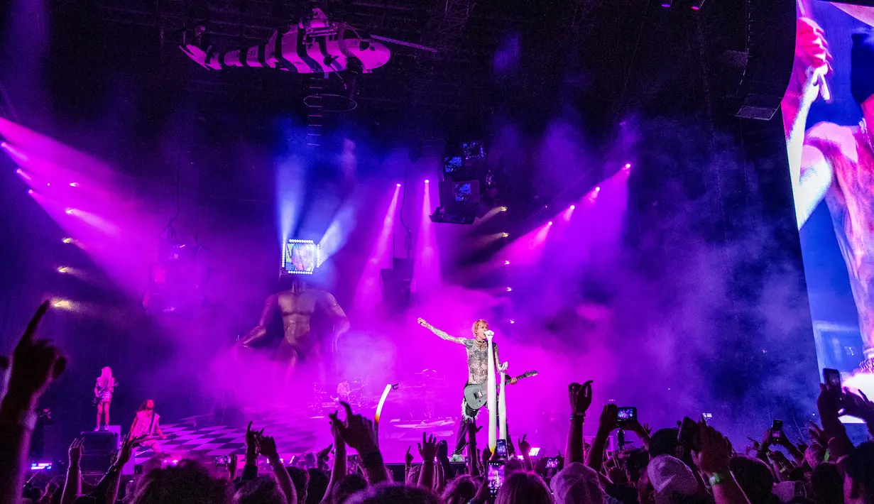 Machine Gun Kelly tampil di FirstEnergy Stadium, Cleveland, Ohio, Amerika Serikat, 13 Agustus 2022. Machine Gun Kelly tampil dihadapan 50 ribu penonton di kampung halamannya. (Photo by Amy Harris/Invision/AP)