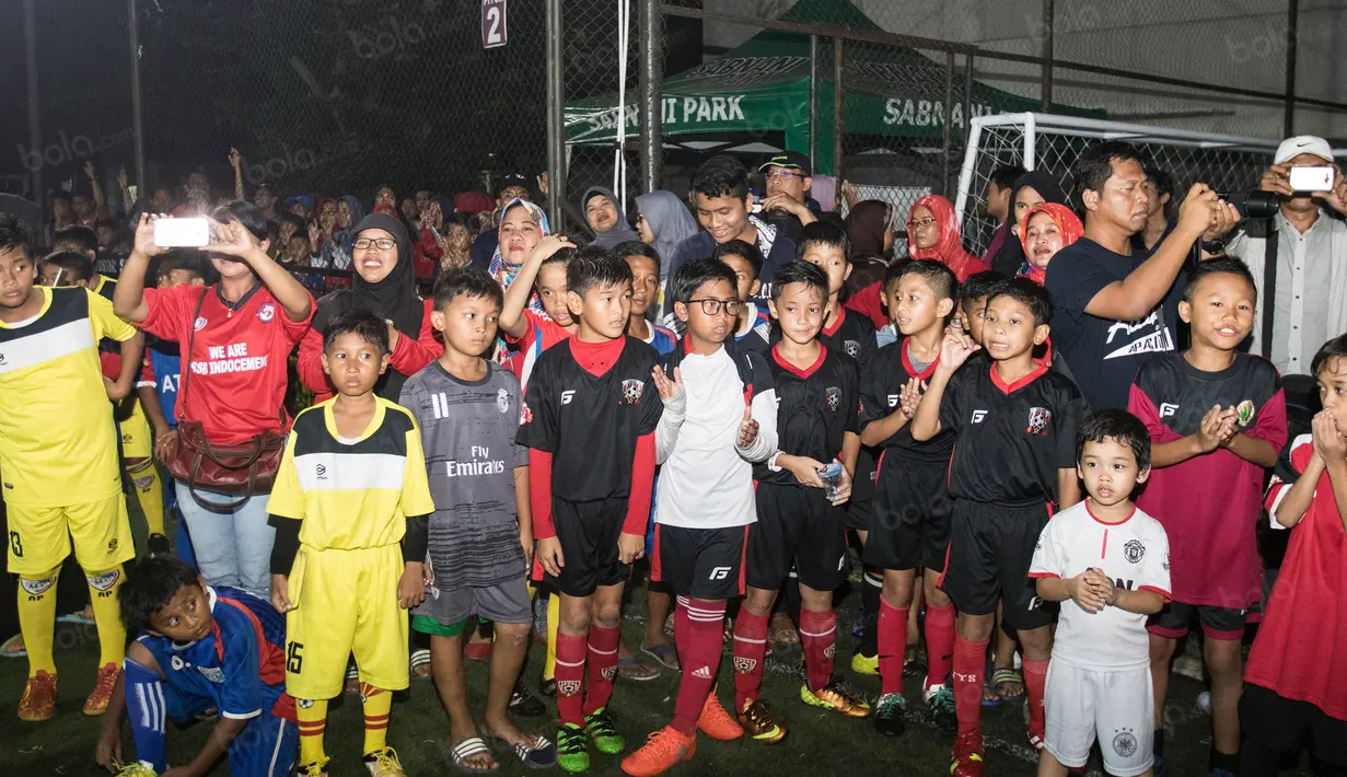 Sejumlah penonton meramaikan laga puncak Liga Bola Indonesia yang mempertemukan Villa 2000 melawan Indocement. (Bola.com/Vitalis Yogi Trisna)