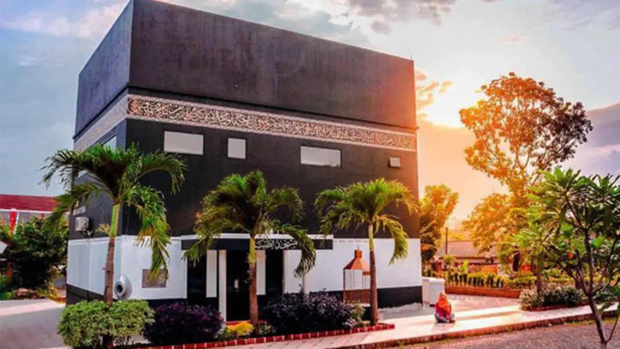 Unik, Masjid Berbentuk Kakbah Jadi Objek Wisata di Subang
