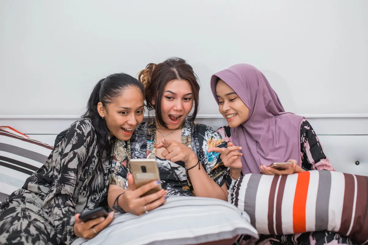 wanita juli menonton drama di ponsel