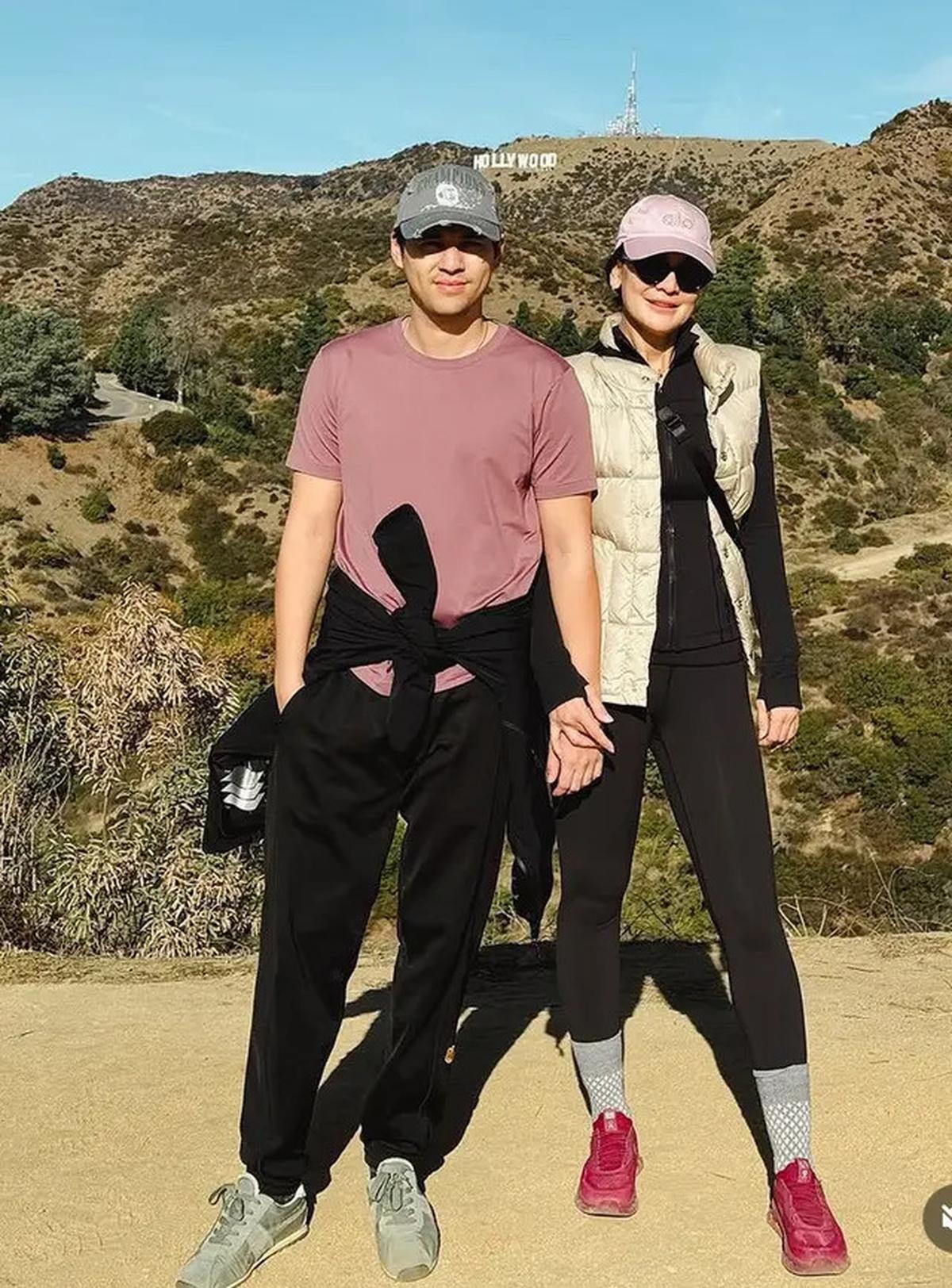 6 Potret Tampilan Luna Maya hingga Ussy Sulistiawaty Bersama Keluarga Berfoto di Depan Hollywood Sign, Sebelum Kebakaran di Los Angeles