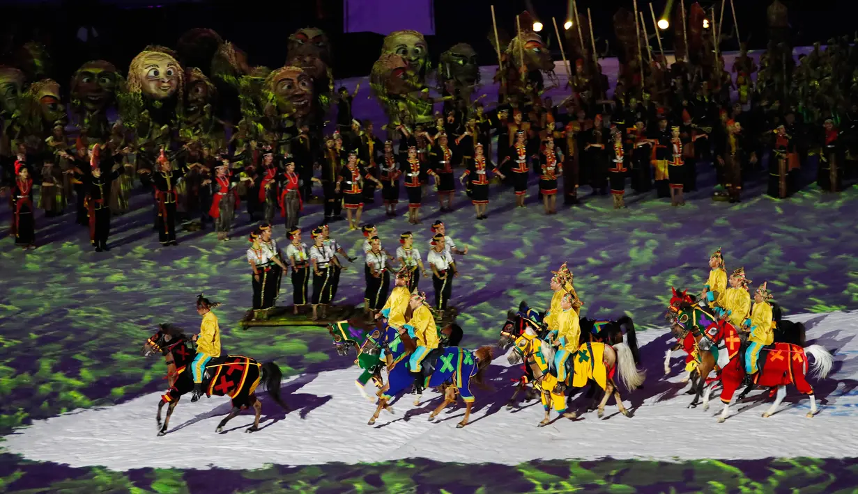 Sejumlah penari dan pasukan berkuda mengiringi Upacara Pembukaan Sea Games Asia Tenggara ke-29 di Kuala Lumpur, Malaysia, Sabtu, (19/08/2017). (AP Photo / Vincent Thian)