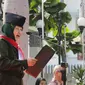 Walikota Surabaya Tri Rismaharini atau Risma saat membacakan pidato kebangsaan dalam peringatan perobekan bendera Belanda di Hotel Yamato, Jalan Tunjungan Surabaya, Sabtu (19/9/2015). (Liputan6.com/Dian Kurniawan)