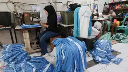 Pelaku UMKM binaan Dinas Koperasi, menyelesaikan produksi seragam sekolah di kawasan PIK Pulogadung, Jakarta, Jumat (3/7/2026). Permintaan seragam meningkat hingga kapasitas produksi mencapai 1.000 potong untuk berbagai pesanan. (Kapanlagi.com/Budy Santoso)