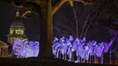 Memorial atas nyawa yang hilang akibat virus corona di halaman kediaman gubernur di Springfield, Illinois pada 16 Maret 2021. Pita yang menjulur lebih dari 5.500 masing-masing mewakili sekitar empat warga Illinois yang meninggal karena COVID-19. (Justin L. Fowler/The State Journal-Register via AP)