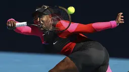 Petenis Amerika Serikat, Serena Williams melakukan pukulan forehand saat bertanding melawan Naomi Osaka dari Jepang selama semifinal kejuaraan tenis Australia Terbuka di Melbourne, Australia, Kamis (18/2/2021). Osaka lolos ke babak final Australia Open untuk kedua kalinya. (AP Photo/Hamish Blair)