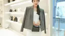 Padu padan menarik dari Anissa Aziza. Ia mengenakan dress panjang berwarna putih lalu ditumpuknya dengan blazer abu-abu. [Foto: Instagram/anissaaziza]