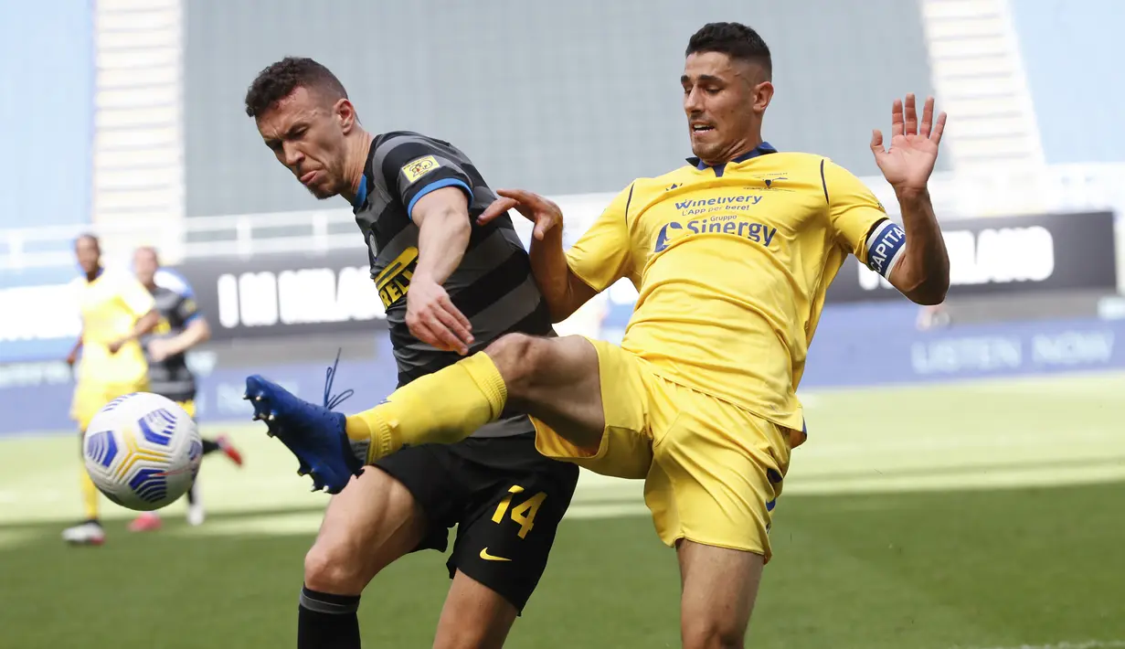 Bek Hellas Verona, Davide Faraoni (kanan) berebut bola dengan gelandang Inter Milan, Ivan Perisic dalam laga lanjutan Liga Italia 2020/2021 pekan ke-33 di San Siro Stadium, Milan, Minggu (25/4/2021). Inter menang 1-0 atas Verona. (AP/Antonio Calanni)
