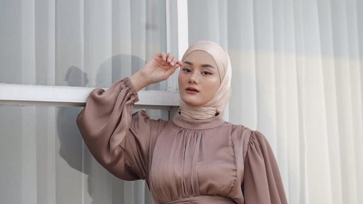 7 Model Gamis Brokat Warna Pastel Dinda Hauw, Anggun dan Kekinian