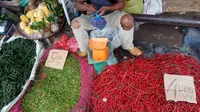 Harga cabai merah di Pasar Tradisional Lemabang Pagi Palembang menurun drastis hingga Rp 16.000 per Kg (Liputan6.com / Nefri Inge)