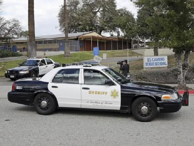Mobil patroli Kepala Polisi Los Angeles County saat memeriksa kondisi El Camino High School di Whittier, California, Amerika Serikat. (AP Photo / Reed Saxon)