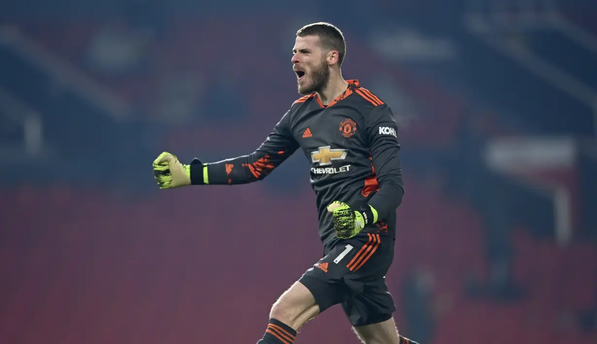 Kiper Manchester United David de Gea melakukan selebrasi usai Marcus Rashford mencetak gol pada menit 90+4 ke gawang Wolverhampton Wanderers pada pertandingan lanjutan Liga Inggris di Stadion Old Trafford, Rabu (30/12/2020). (Laurence Griffiths, Pool via AP)