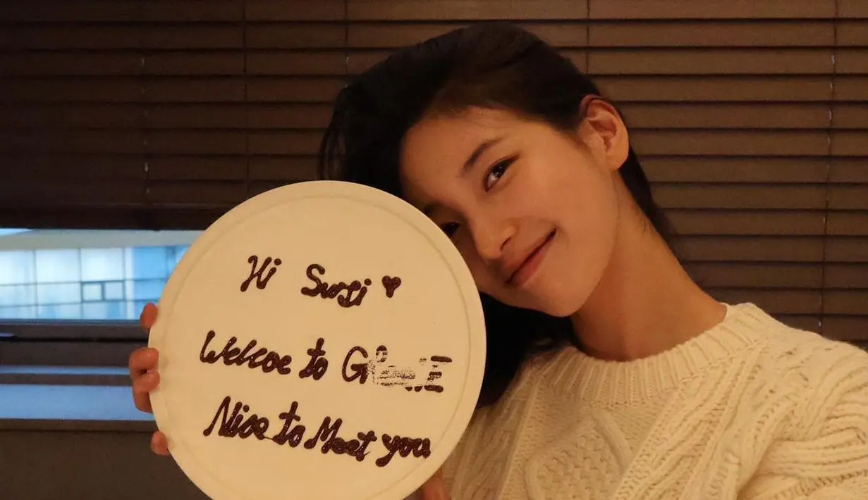 Tak kalah cantik, Bae Suzy juga terlihat cantik dengan bare face yang perlihatkan kantung mata. Tampilannya makin terlihat effortless dengan rambut panjang yang tergerai [@kyo1122]