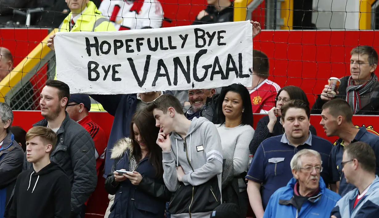 Fans Manchester United memajang banner untuk Louis van Gaal di Stadion Old Trafford, Manchester, (17/5/2016). (Reuters/Andrew Yates)