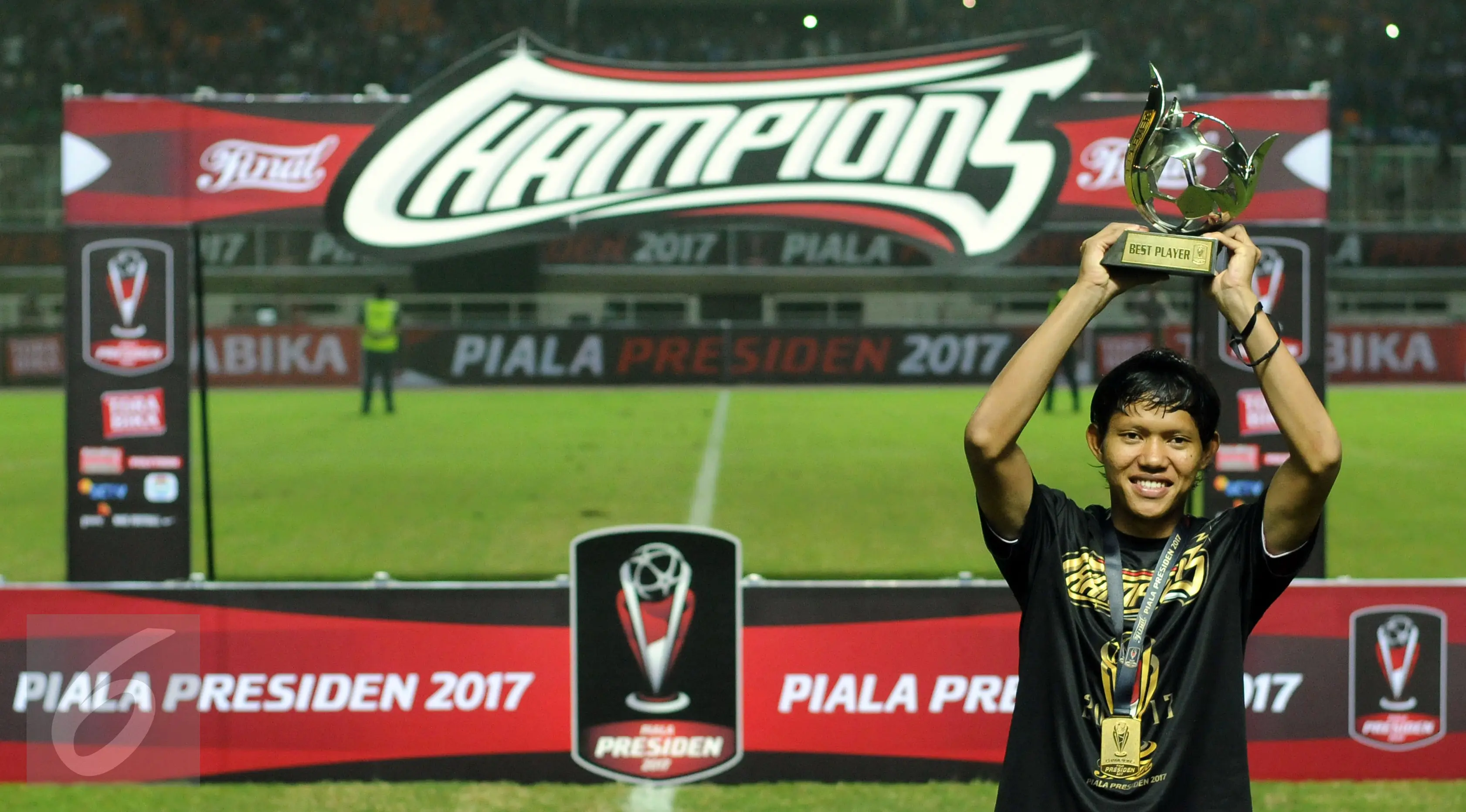 Adam Alis saat terpilih jadi Pemain Terbaik Piala Presiden 2017. (Liputan6.com/Helmi Fithriansyah)