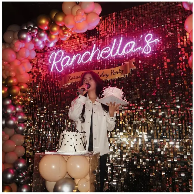 6 Potret Ultah Ke-20 Adik Ranty Maria, Rayakan dengan Karaoke Birthday Party