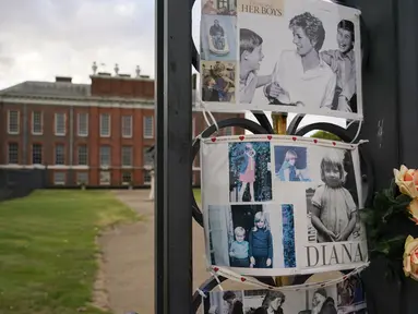 Potret Putri Diana dipajang di luar gerbang Istana Kensington, di London, Senin, 29 Agustus 2022. Minggu ini, tepatnya pada 31 Agustus, menandai peringatan 25 tahun kematian Putri Diana dalam kecelakaan mobil di Paris. (AP Photo/Alberto Pezzali)