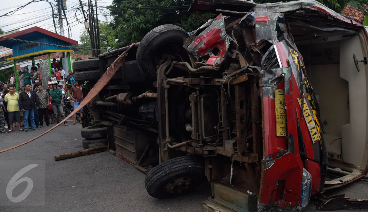 Bus Trans Semarang bernomor polisi H 1738 FG menabrak pangkalan ojek di Jalan Sultan Agung, Semarang, Minggu (17/7). Akibat kejadian tersebut, sedikitnya 23 orang mengalami luka-luka. (Liputan6.com/Gholib)