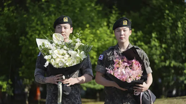 Jimin dan Jungkook BTS menuntaskan wamil. (AP Photo/Lee Jin-man)