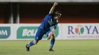 Bek Persib Bandung, Nick Kuipers, melakukan selebrasi usai mencetak gol ke gawang Persebaya Surabaya pada laga perempat final Piala Menpora 2021 di Stadion Maguwoharjo, Sleman, Minggu (11/4/2021). (Bola.com/M Iqbal Ichsan)