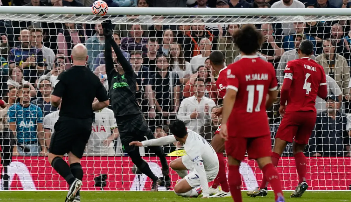 Liverpool harus bermain dengan sembilan pemain sejak menit ke-69 setelah Diogo Jota menerima kartu kuning kedua. Tottenham mencetak gol kemenangan di masa injury time babak kedua melalui gol bunuh diri bek Joel Matip yang salah menghalau umpan silang dari Pedro Porro. Tottenham menang 2-1. (AP Photo/Alberto Pezzali)
