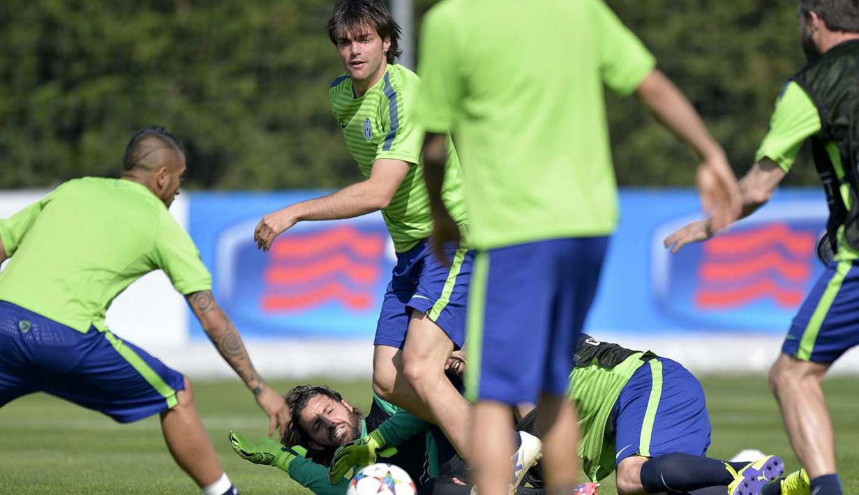 Memang ada senyum yang terpantau di Vinovo tapi itu bukan berarti skuat tak berlatih dengan serius (Juventus.com)