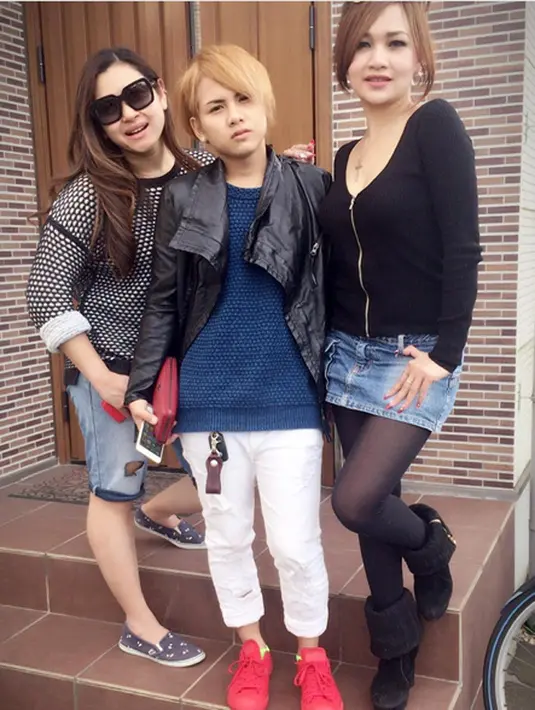 "Gak ada (pekerjaan), cuma menenangkan diri, menghibur diri. Eve ke Jepang cuma menghibur diri, gak ada pekerjaan. Walaupun senyum-senyum malam nelpon saya nangis lagi," ujar Henry. (Instagram/ev0124)