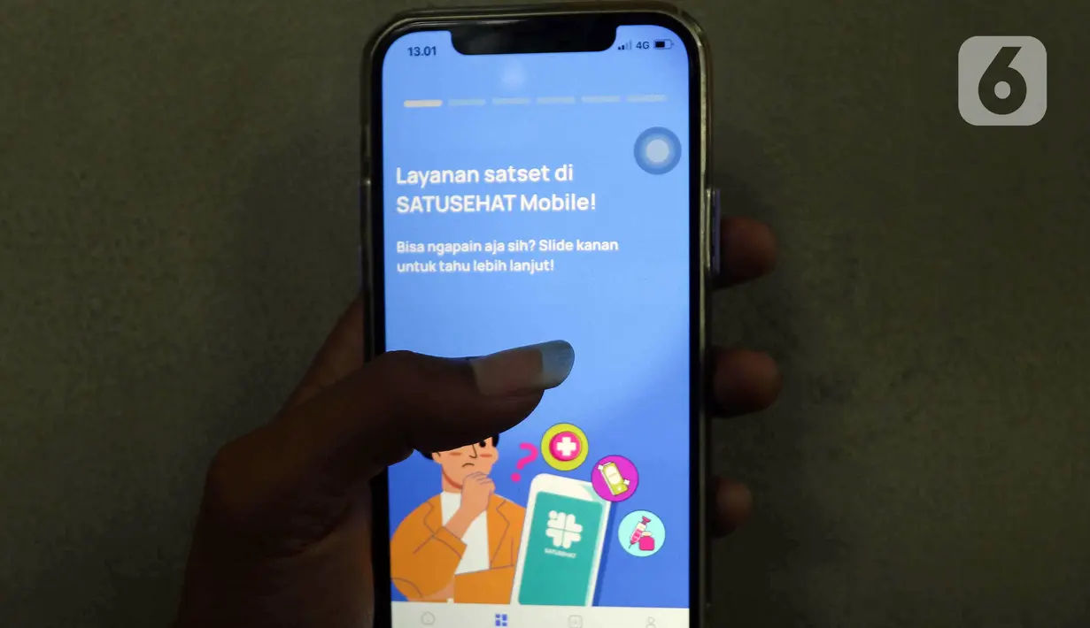 Warga menunjukkan aplikasi SatuSehat Mobile di Jakarta, Rabu (1/3/2023). Saat pertama kali masuk, pengguna akan diminta untuk login menggunakan nomor HP atau email, untuk kemudian mendapatkan kode OTP. (Liputan6.com/Herman Zakharia)