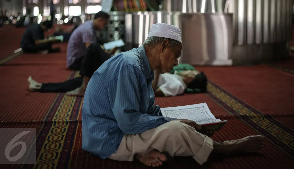 Umat muslim membaca kita suci Alquran di Masjid Istiqlal, Jakarta, Kamis (18/6/2015). Kegiatan ini dilakukan untuk beristirahat sambil menanti waktu berbuka puasa. (Liputan6.com/Faizal Fanani)