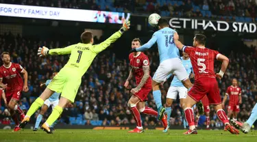 Pemain Manchester City, Sergio Aguero mencetak gol ke gawang Bristol City pada leg pertama semifinal Piala Liga Inggris di Stadion Etihad, Selasa (9/1). Tertinggal lebih dulu, City akhirnya menang 2-1 berkat gol Aguero di injury time. (AP/Dave Thompson)