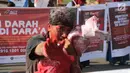 Relawan ACT melakukan teatrikal tentang penderita rakyat Suriah di CFD Bundaran HI, Jakarta, Minggu (15/7). Dalam aksinya relawan juga menggalang dana kemanusiaan untuk para warga sipil Suriah yang menjadi korban peperangan. (Liputan6.com/Arya Manggala)