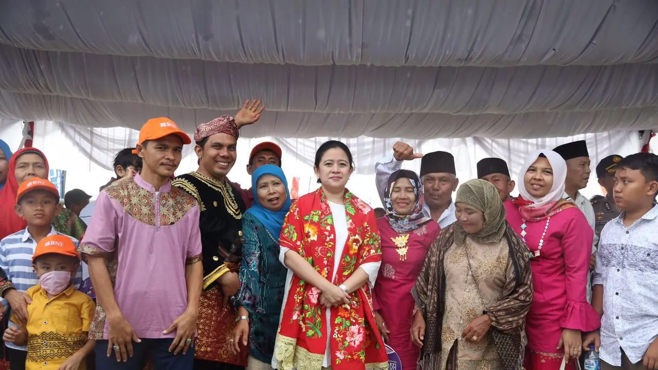 Pada acara penyerahan bantuan ini, Menko PMK didampingi oleh Wakil Gubernur Sumatera Barat, Nasrul Abit; Bupati Tanah Datar, Irdinansyah Tarmizi; dan Bupati Dharmasraya, Sutan Riska Tuanku Kerajaan.
