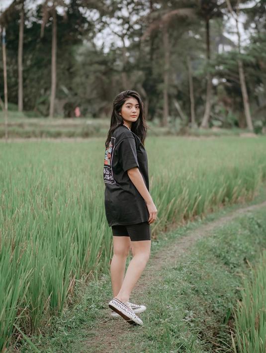 Foto Gaya Liburan Artis Ftv Debi Sagita Dan Kekasih Di Pematang Sawah Hot Liputan6 Com Debi sagita, aktris ftv sctv yang gaya penampilannya selalu mencuri perhatian. gaya liburan artis ftv debi sagita