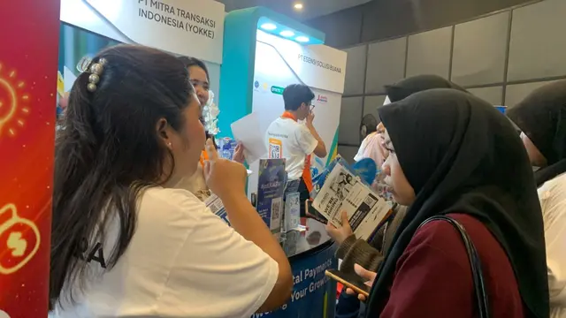 Potret pelamar kunjungi stan perusahaan di acara TKM Expo 2026 di SMESCO, Jakarta Selatan, pada hari Jumat (23/10/2026).