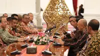 Pertemuan klub-klub sepak bola Indonesia dengan Presiden RI, Joko Widodo di Istana Merdeka, Jumat (15/4/2016) membahas perkembangan sepak bola Indonesia saat ini. (Bola.com/Nicklas Hanoatubun)