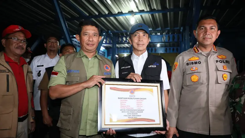 Kepala BNPB Letjen TNI Suharyanto menyerahkan bantuan berupa Dana Siap Pakai (DSP) senilai 500 juta rupiah kepada Wakil Wali Kota Bogor Dedie A. Rachim di lokasi pengungsian warga terdampak Masjid SMP Negeri 9 Kota Bogor.