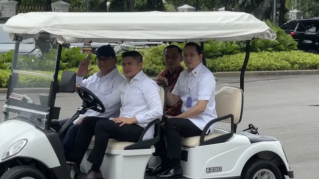 Presiden Prabowo Subianto tengah berkeliling menggunakan buggy car bersama sejumlah ajudan.