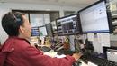 Pekerja mengamati pergerakan Indeks Harga Saham Gabungan (IHSG) di salah satu perusahaan Sekuritas di Jakarta, Rabu (14/11).  Pasar saham Indonesia naik 23,09 poin atau 0,39% ke 5.858,29. (Liputan6.com/Angga Yuniar)