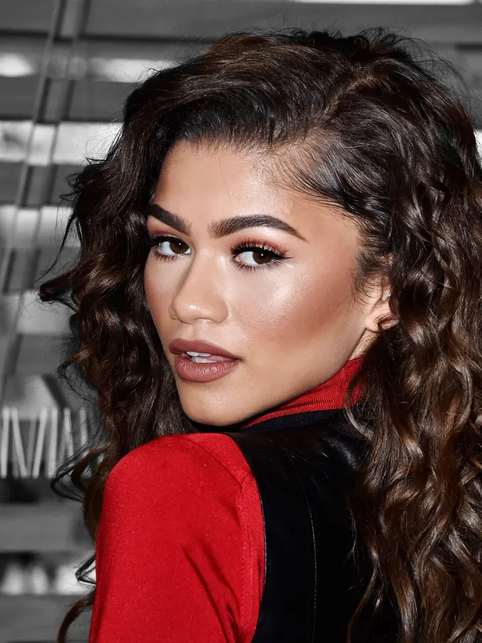 [Bintang] Terinspirasi dari Dandanan Hollywood, Intip Konsep Eye Makeup untuk Acara Siang dan Malam